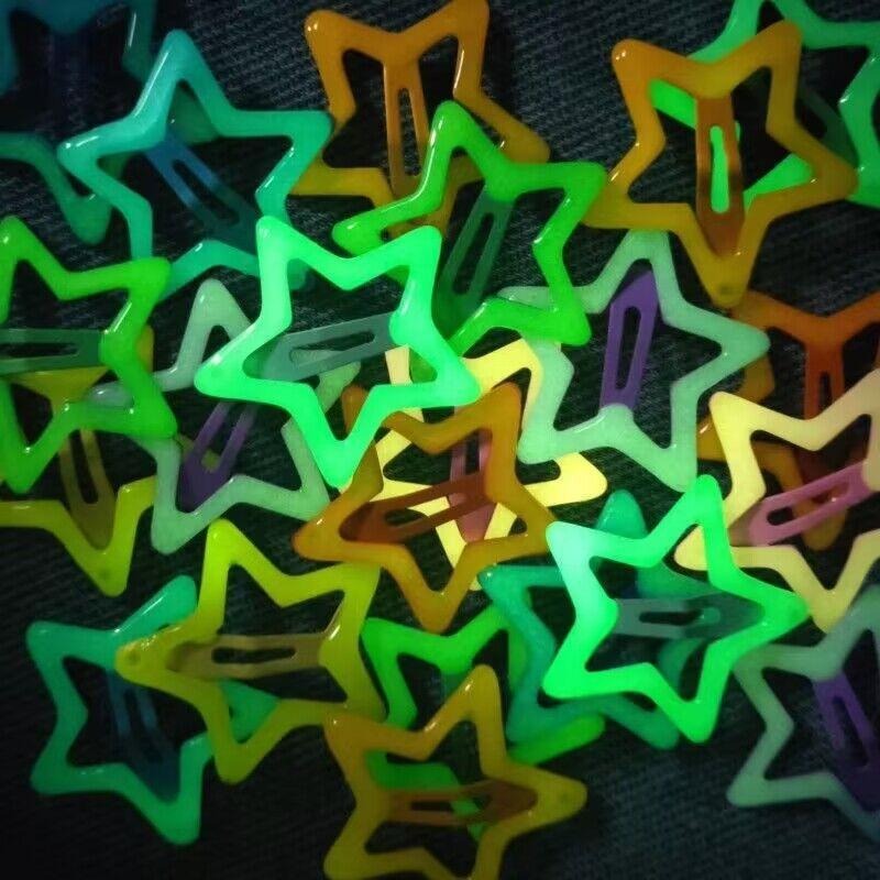 10個入り カラフルな暗闇で光る星とハートのヘアピン BBス - Glow In Dark Stars のレビューと価格